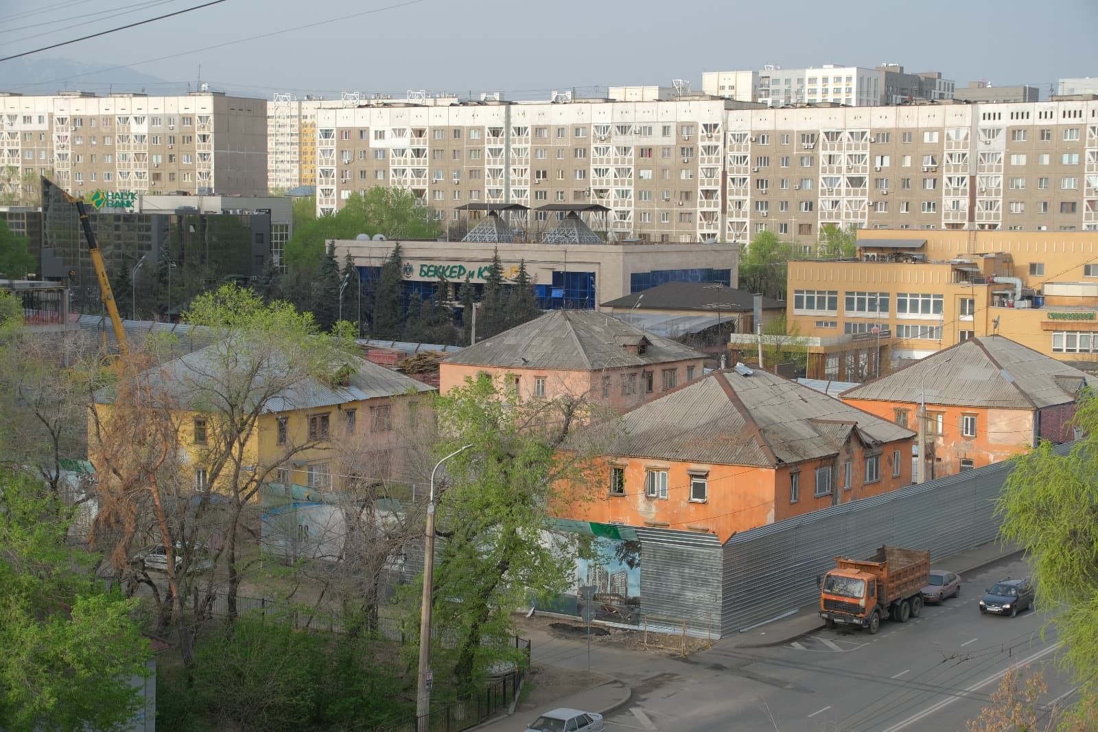 Алматы әкімі Ерболат Досаев Түрксіб ауданындағы 586 ескі үйді реновациялау жоспары туралы айтып берді