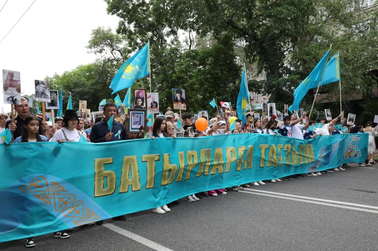 «Батырларға тағзым» — алматылықтар патриоттық рухты жаңғыртып, Ұлы Жеңістің 80 жылдығын атап өтті