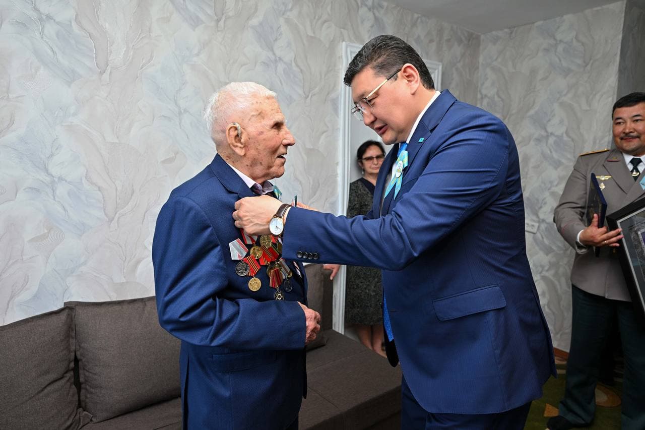 «Біз сіздермен әрқашан мақтанамыз»: Абай облысының әкімі соғыс ардагерлерін Жеңіс күнімен құттықтады