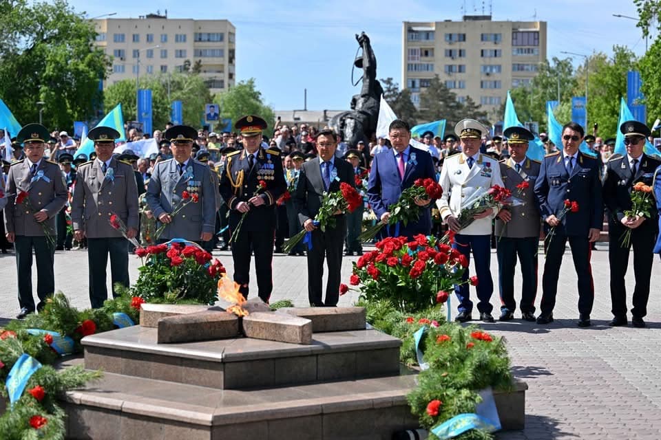 Берік Уәли Семейдегі «Мәңгілік алауға»гүл шоқтарын қойды
