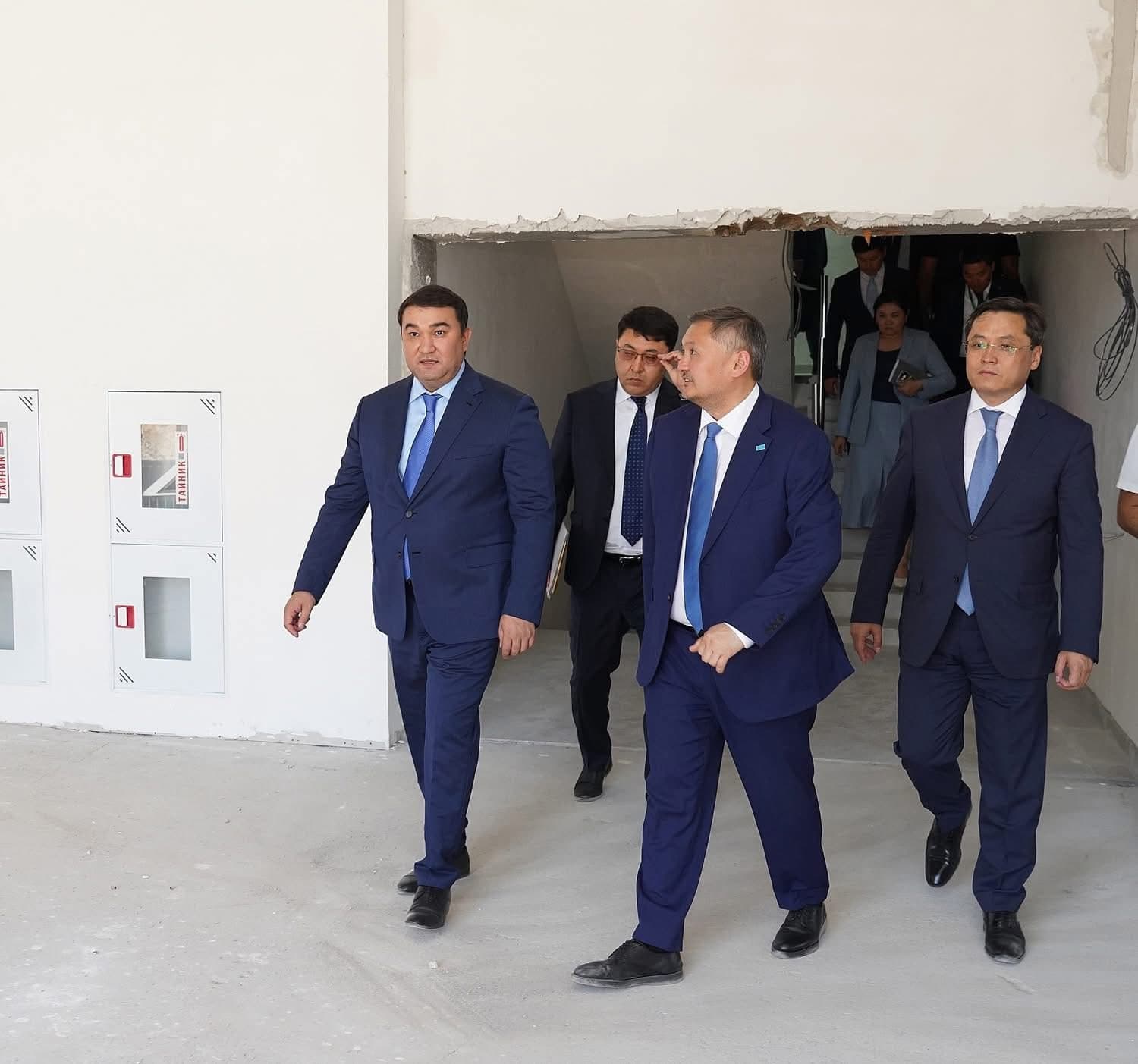 ҚР Ғылым және жоғары білім министрі Саясат Нұрбек Түркістандағы IT университетінің құрылысымен танысты