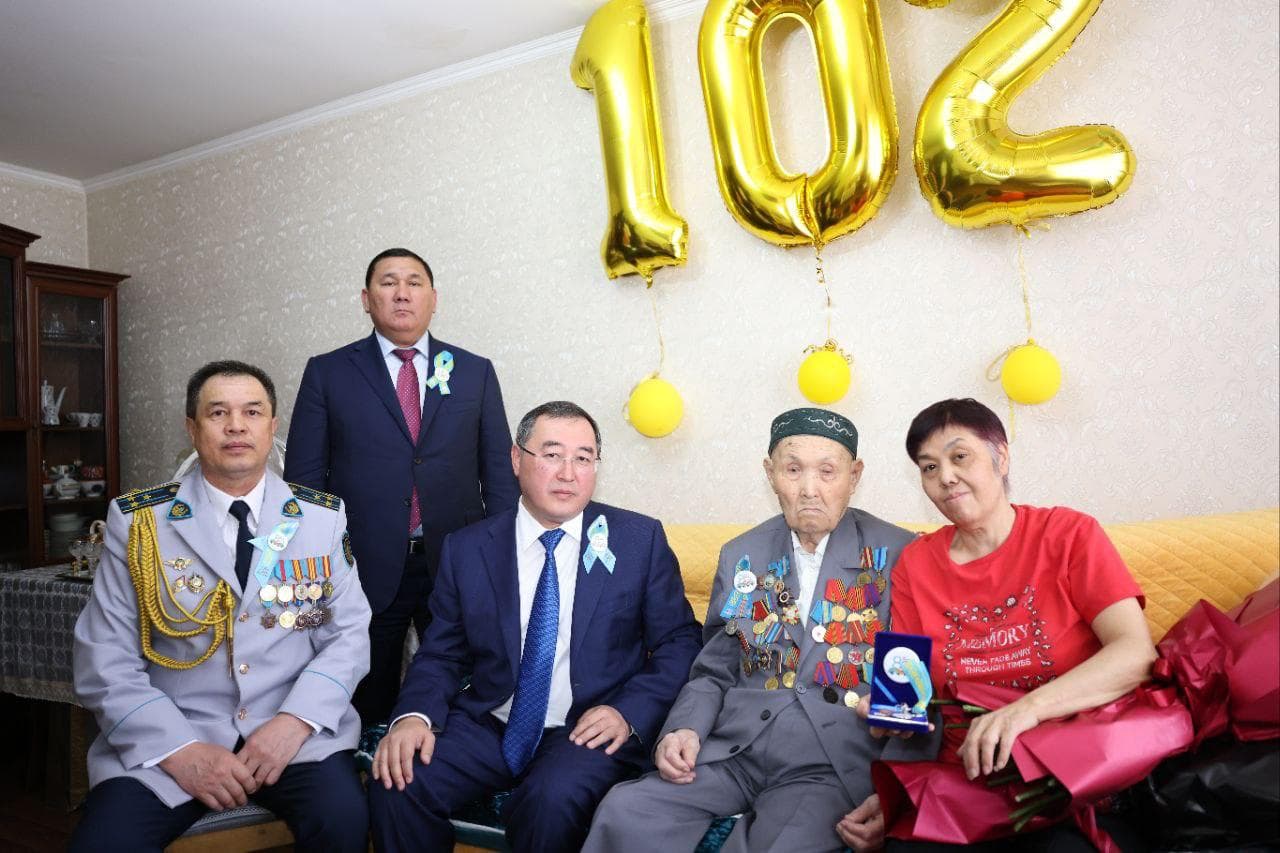 Марат Сұлтанғазиев Жеңістің 80 жылдығымен ардагерлерді құттықтады