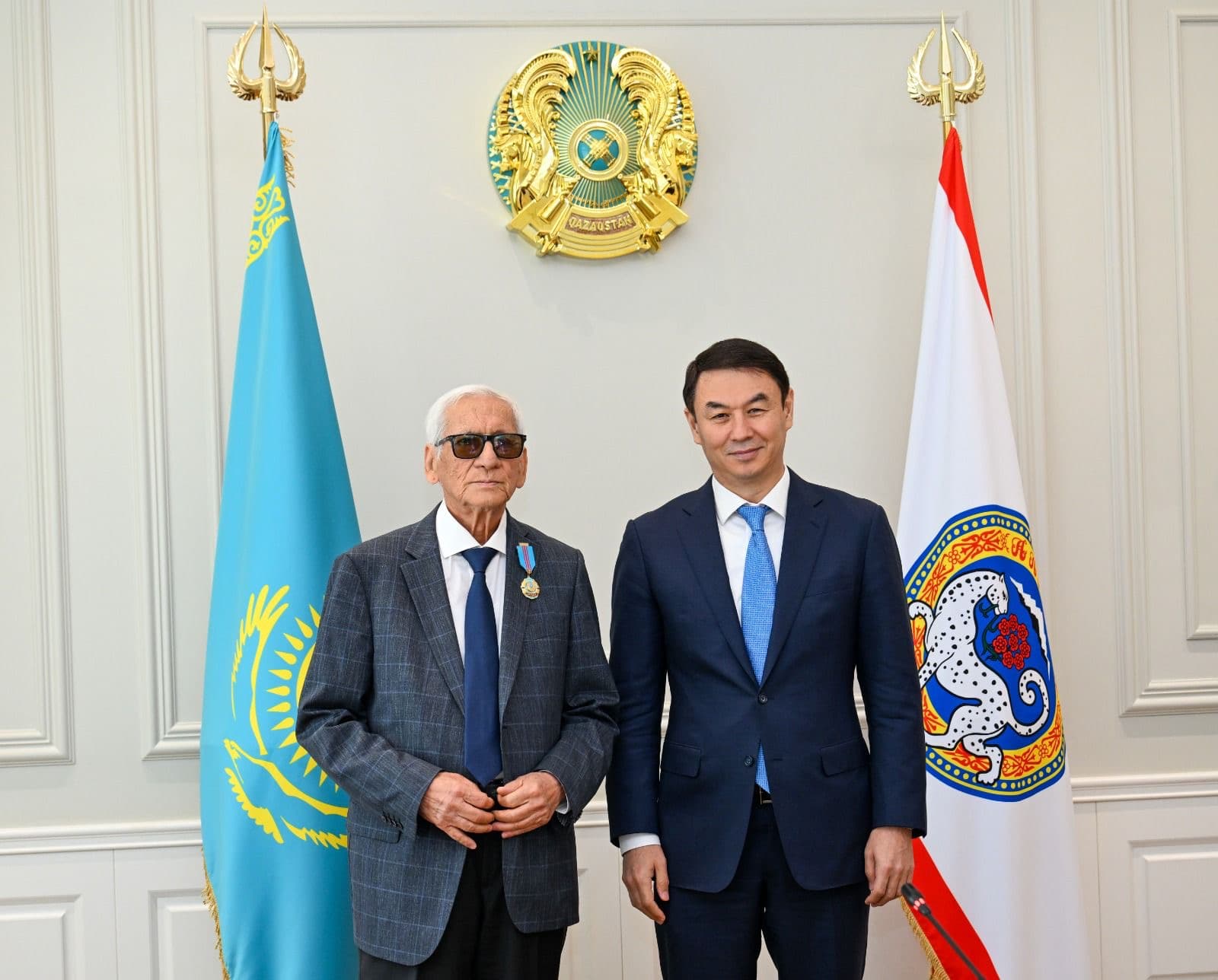 Алматы әкімі Тоқаевтың атынан өнер және еңбек қайраткерлерін марапаттады