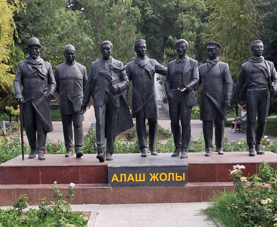 «Өтірік идеологияға құрылған»: алашордашылар мен түркістаншылдардың ескерткішін қосып қойған Шымкент әкімдігі сынға қалды