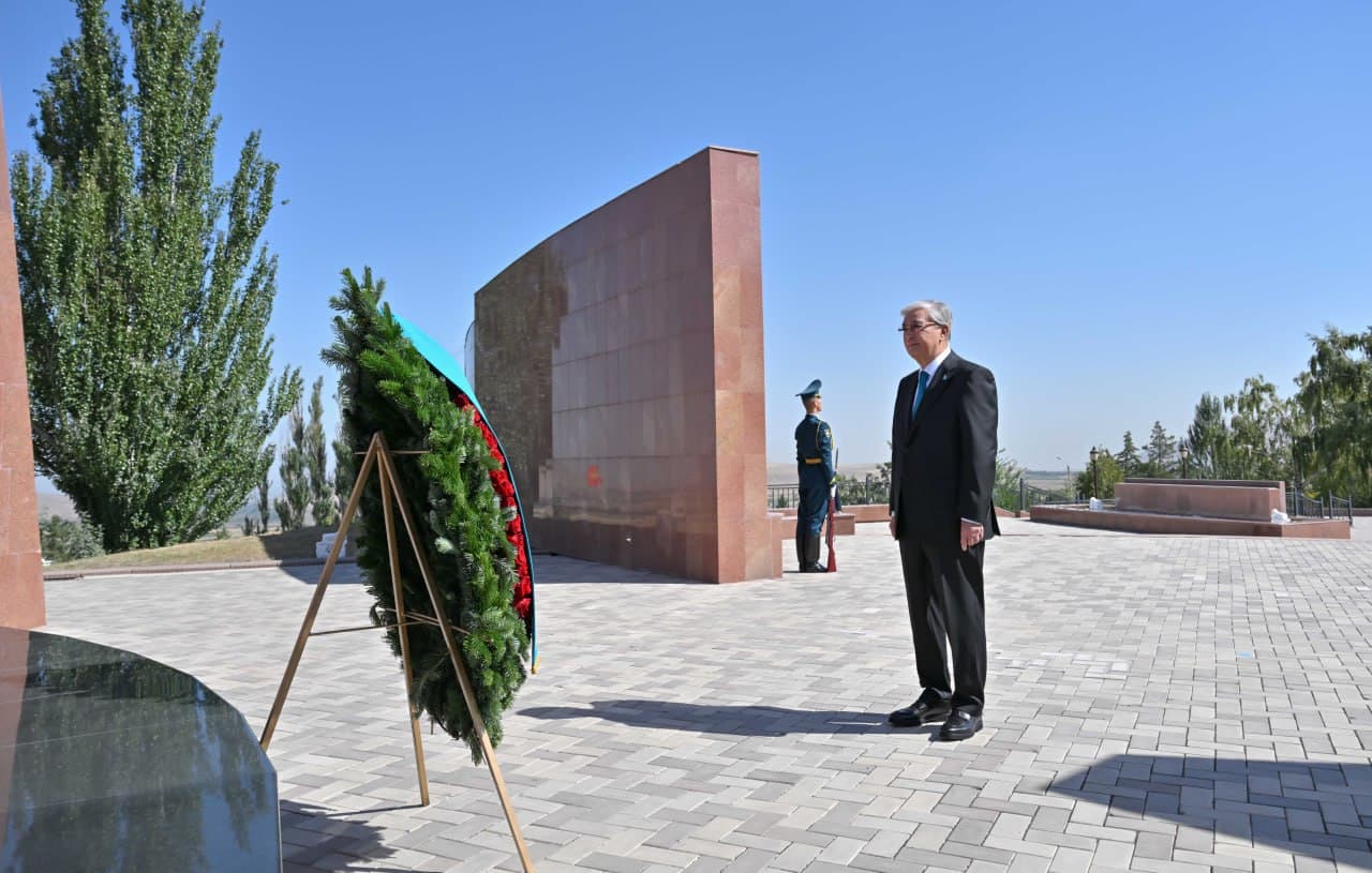 Тоқаевтың Қырғызстанға сапары «Ата бейіт» ұлттық тарихи-мемориалдық кешеніне зиярат етуден басталды