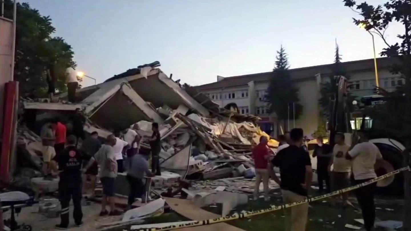 Қаза тапқандар бар: Түркияда жойқын жер сілкінісі болды (ВИДЕО)