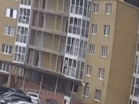 Камераға түсіп қалған: Қарағандыда әйел жетінші қабаттан секіріп кетті