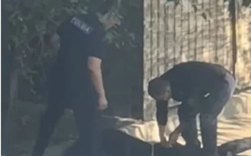 Әдейі есірткі тастау әрекеті болуы мүмкін: Алматыда полицей күдіктінің қалтасына есірткі салғаны рас па