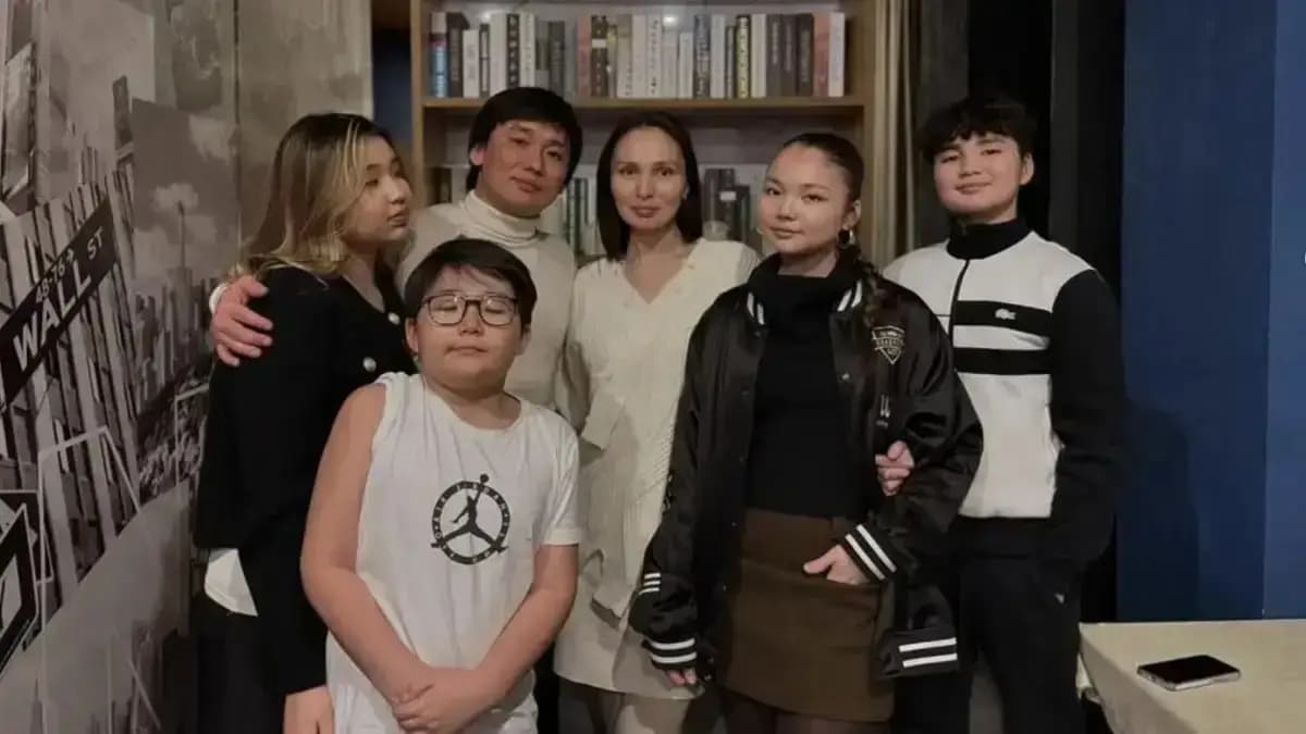 Анасының бақыты: Жұлдыз Әбдікәрімова тұңғышын Англияға аттандырды