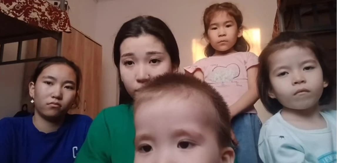 «Бауырлар арасындағы мүлікке талас»: Ақтөбеде бір үйдің 5 баласы анасына араша сұрап, үндеу жасады (ВИДЕО)