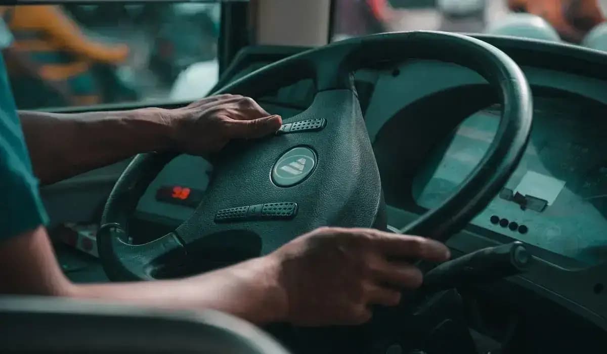 Алматыда автобус қарт әйелді қағып кетті: жантүршігерлік оқиға видеоға түсіп қалды