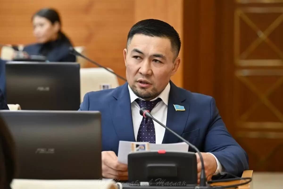 «Үй өртеніп, 12 адамнан айырылып отырғанда не айтып отыр»: Депутат Ардақ Назаров тағы да жұртқа жақпай қалды