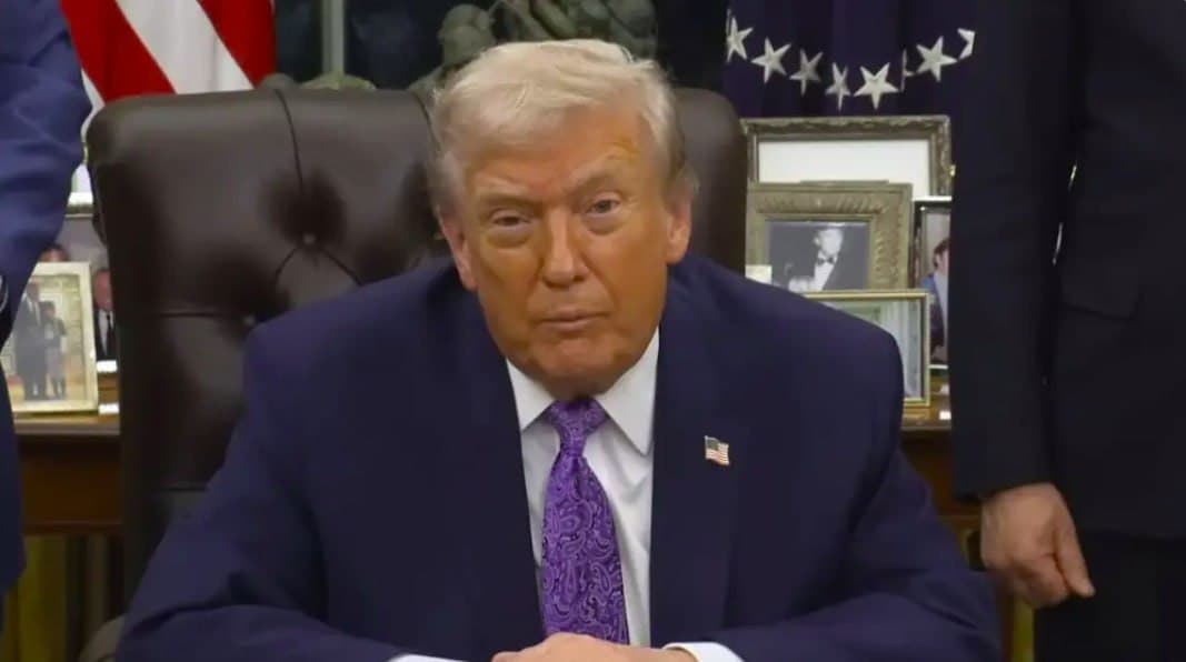 «Бұрын-соңды болмаған шок»:  Трамп бір елдің билігін «террористік ұйым» деп жариялады