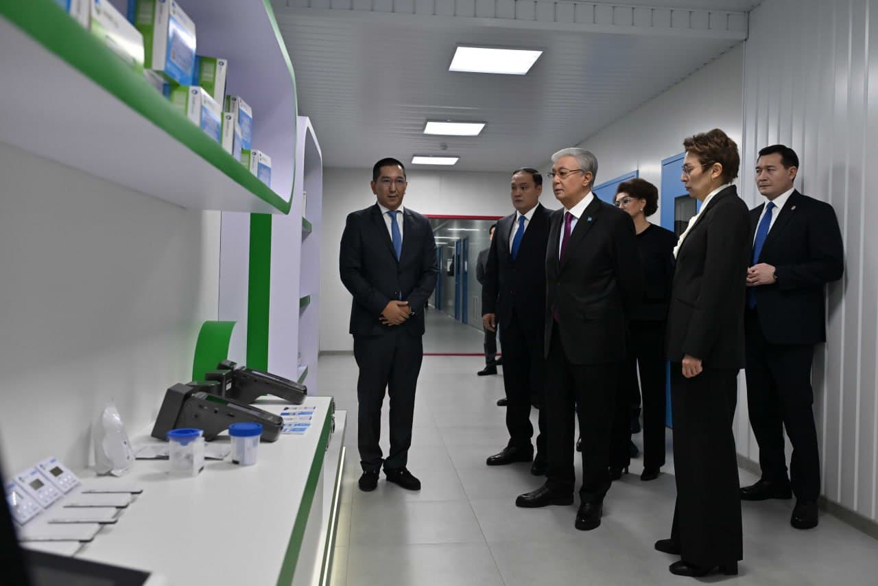 Тоқаев Жамбылдағы фармацевтикалық зауыттарды аралап, отандық өндірістің маңызын атап өтті
