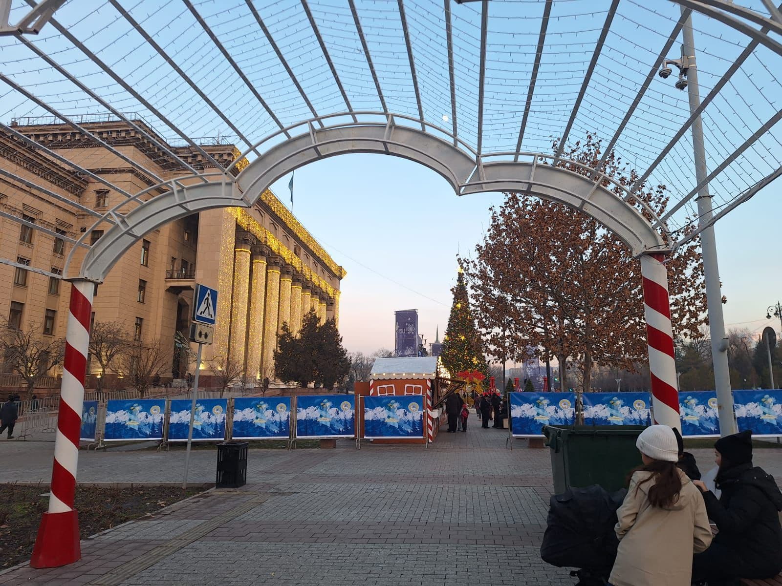 Алматыда Жаңа жыл түні қандай концерт өтеді: Астана алаңындағы кешке дайындық аяқталды