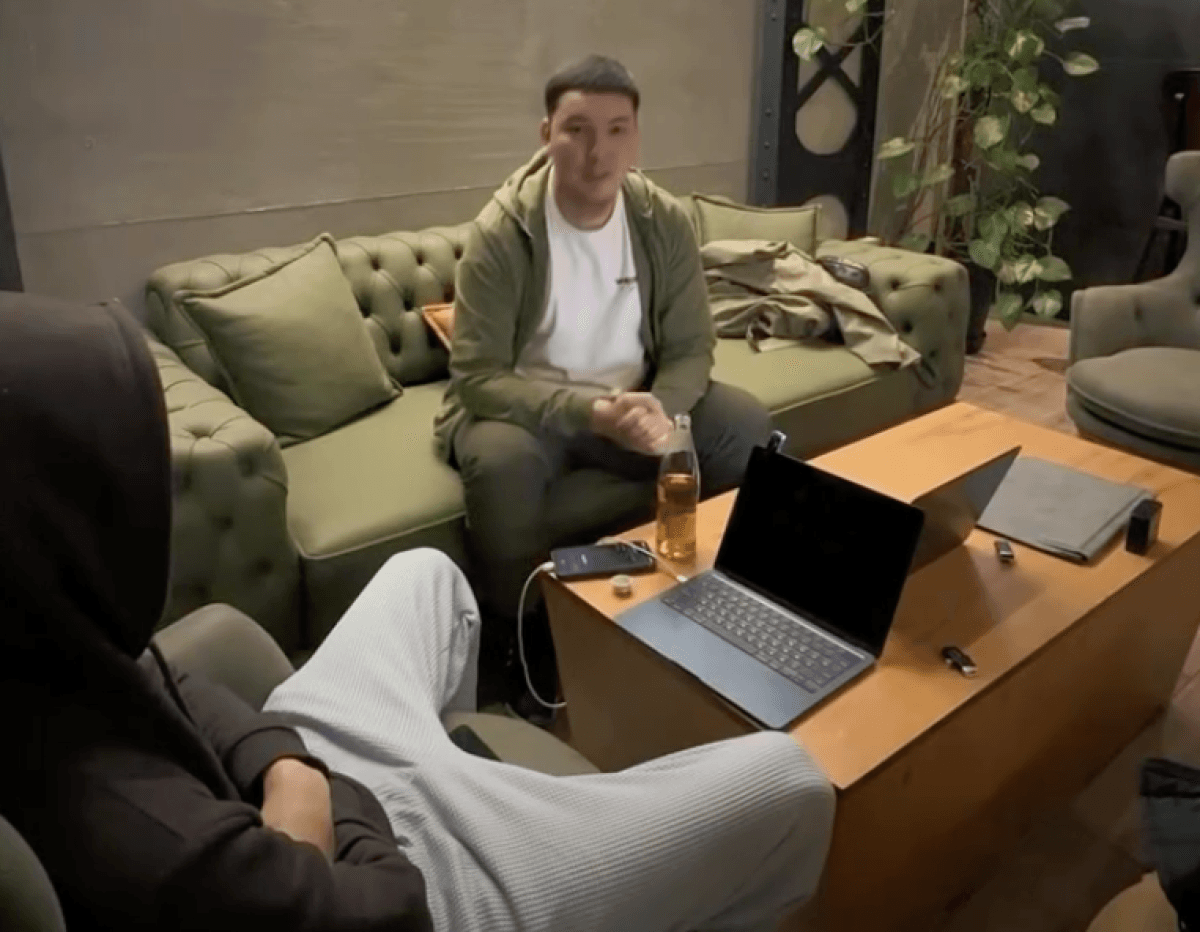 Полицияның кемшілігін ашқан: қудалаудағы «атыраулық хакер» жігіт сұхбат берді (ВИДЕО)