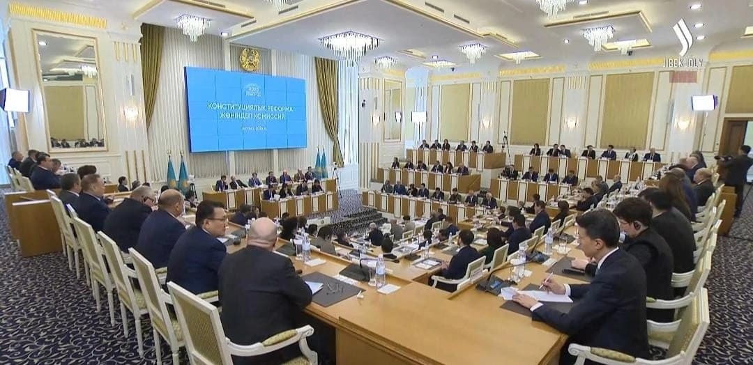 "Бұл халықты дүрліктіреді": Әшімбаев президенттік мерзімді шектеуге қарсы шықты
