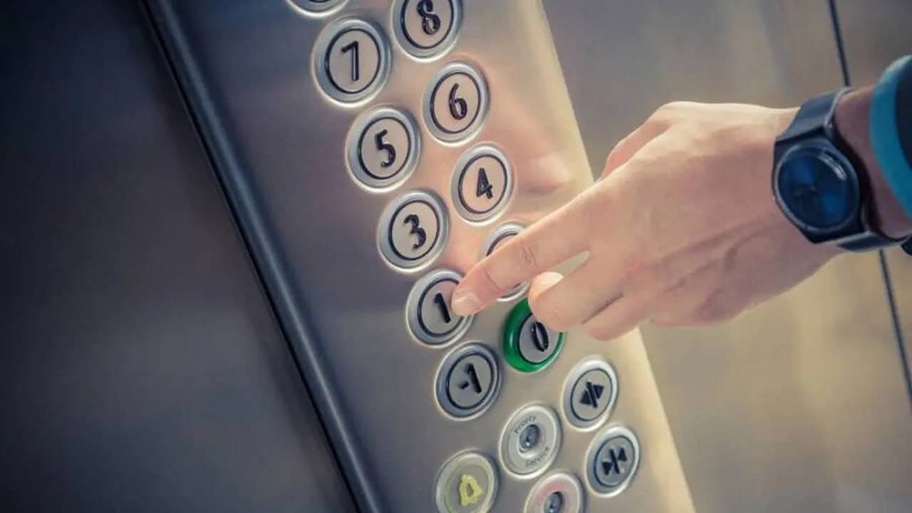 Шымкенттегі жаңа үй: Лифт 12-қабаттан құлап, әйелдің омыртқасы зақымданды