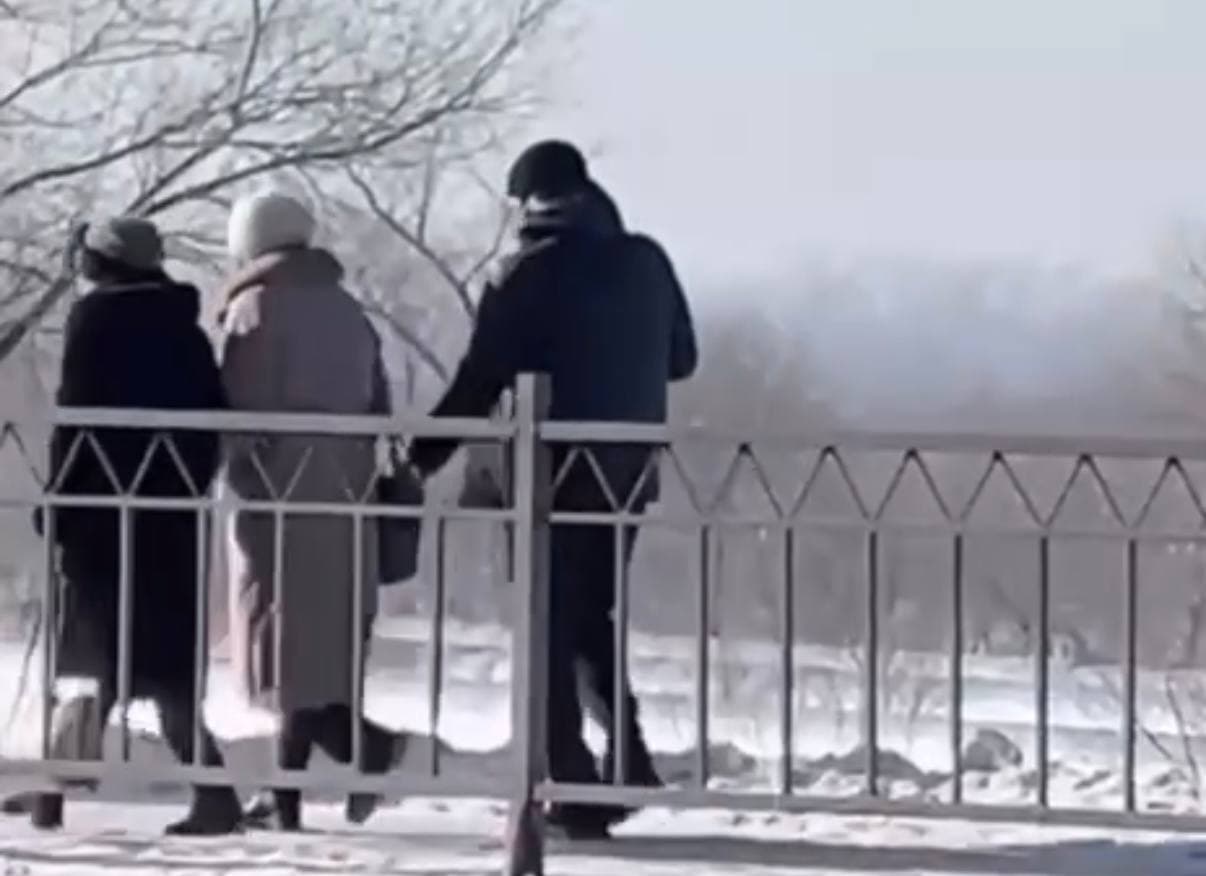 Қарағандыдағы ұрлық: Әйелдің сөмкесіне қол салған ұрының әр әрекеті видеоға түскен