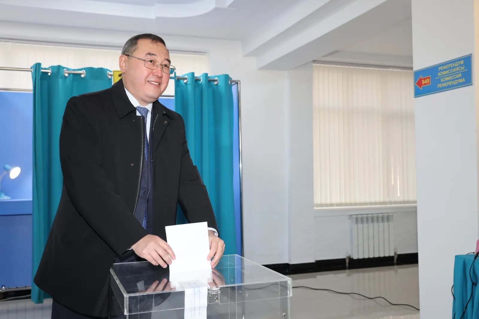 «Өзгеріс жауапкершіліктен басталады»: Алматы облысының әкімі референдумда дауыс берді