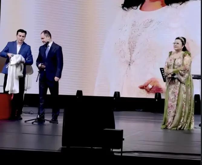 Құмар Ақсақаловтан ақ шапан: Мақпал Жүнісоваға ерекше құрмет көрсетілді