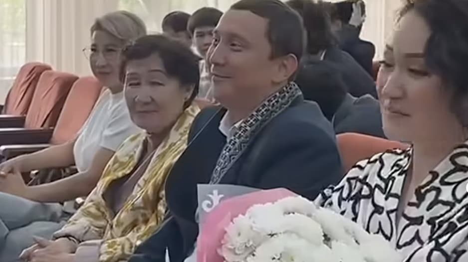 «Біздің өмірімізді жастарға үлгі етті»: Қайрат Әділгерейдің отбасын мектепте оқушыларға үлгі етіп, дәріптеген
