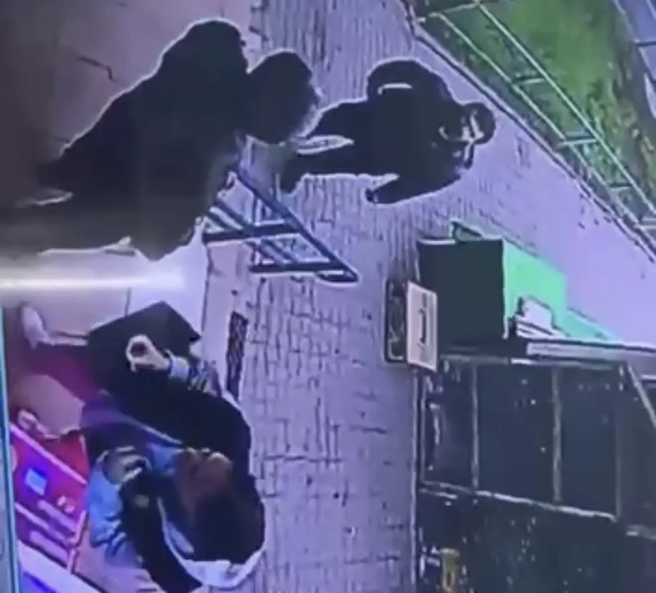Алматыда зейнеткерді аямай теуіп кеткен ер адамның тағы бір қорқынышты видеосы тарады