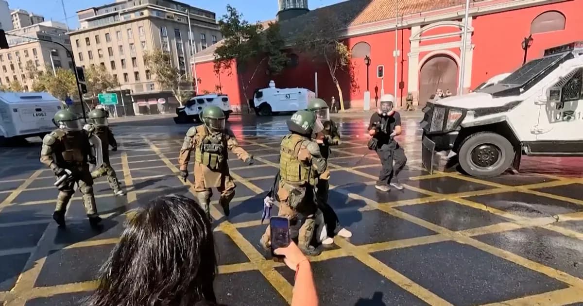 Чили полициясы студенттер наразылығын су шашыратқыштармен басты
