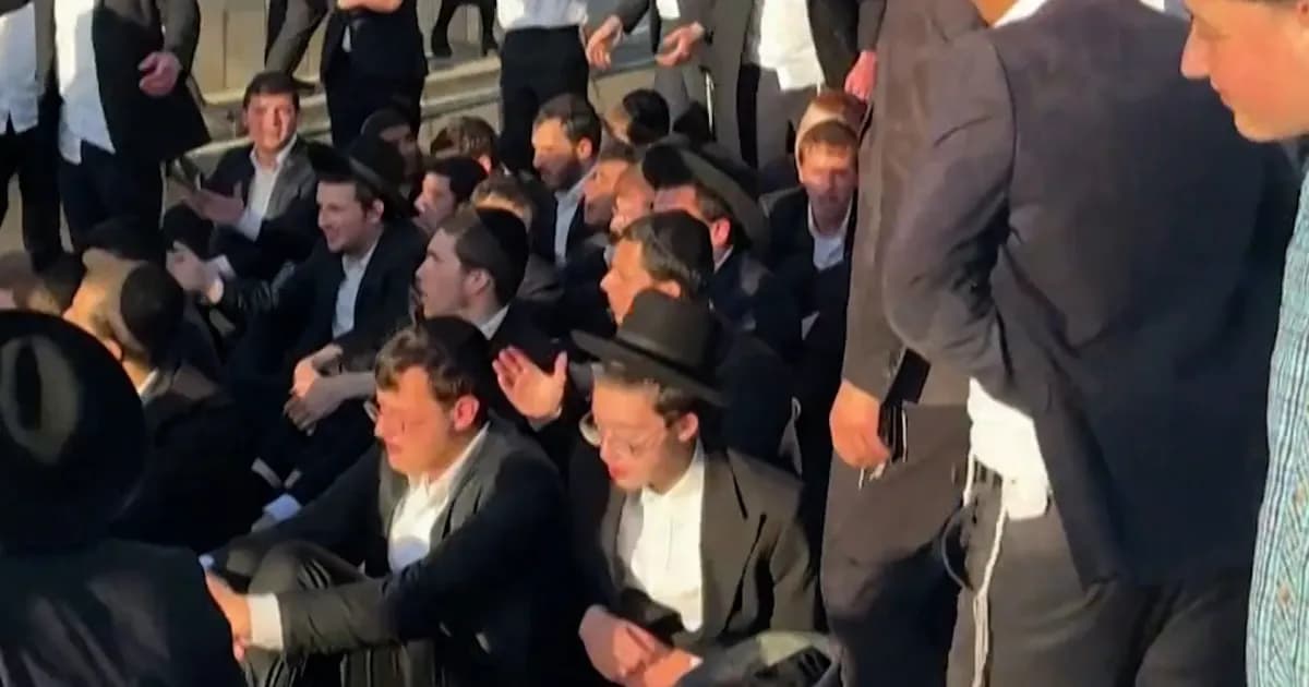 Израильдегі әскери міндеттілікке қарсы мыңдаған ультраортодоксалды еврейлер наразылық білдірді