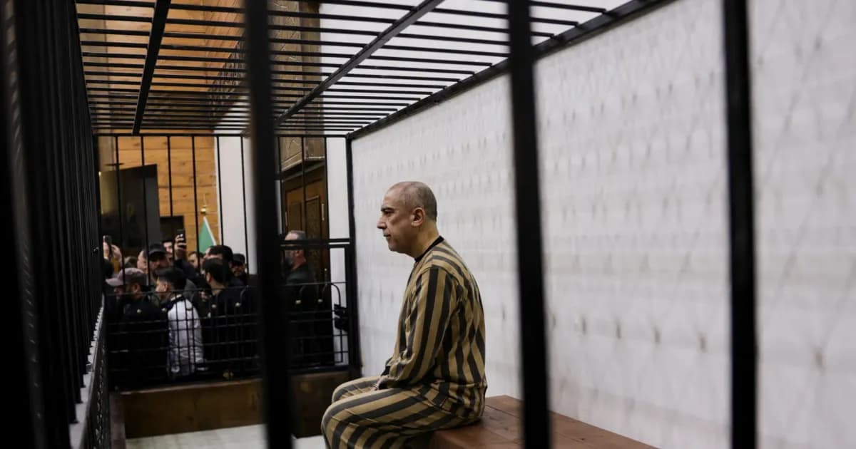 Сирия Асад дәуіріндегі алғашқы лауазымды тұлғаны Дамаскіде сотқа тартты