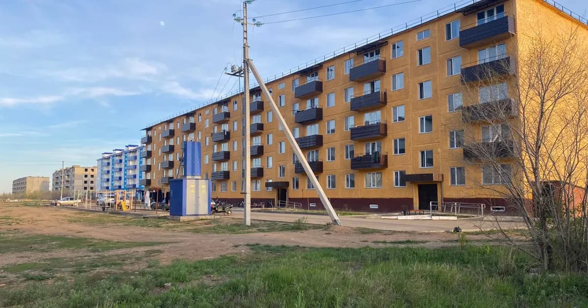 Державинск: Әлеуметтік осал топтарға арналған жаңа үйдің қабырғалары тесік, көгерген