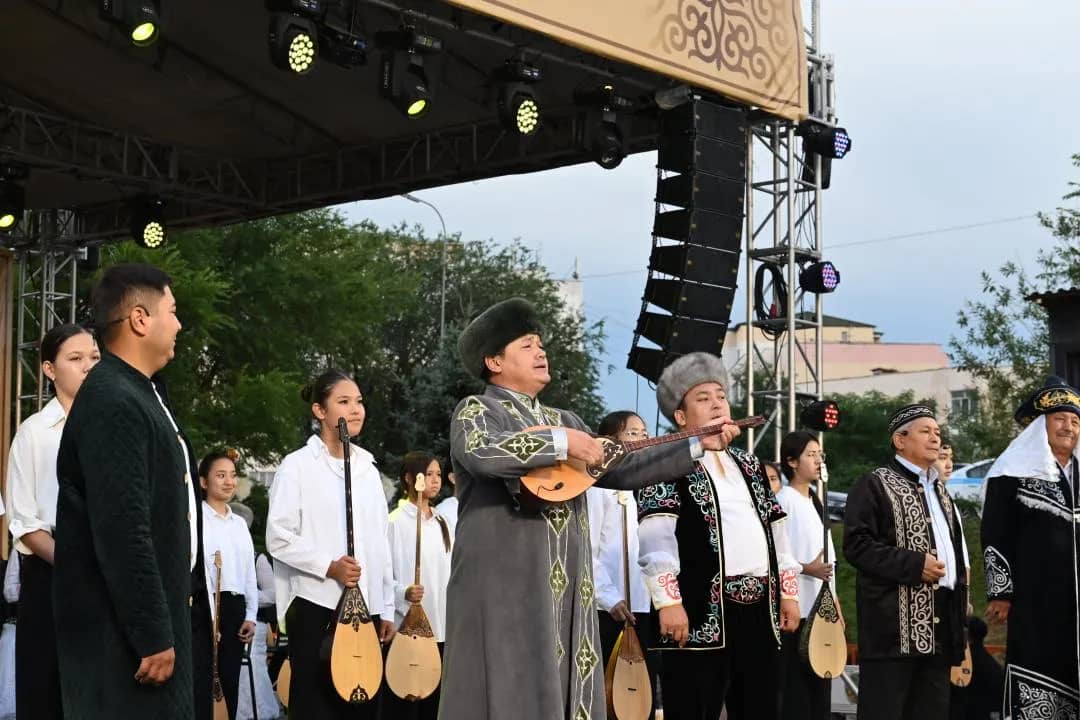 Ұлттық домбыра күні: Жетісуда домбырашылар әлемнің 10 елінің музыканттарымен тікелей эфирде бірге «Алқиса» күйін бір мезетте орындады