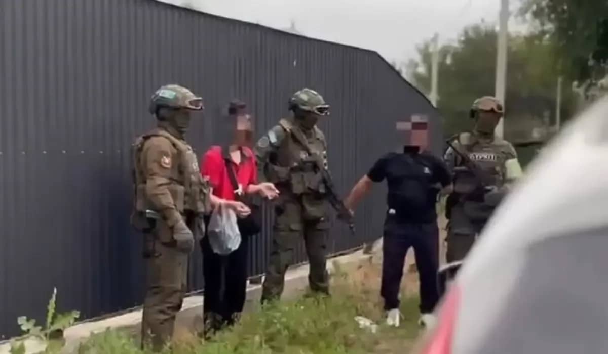 Жасырын орынға мефедрон тыққан: Талдықорғанда есірткі таратып жүрген ерлі-зайыпты ұсталды (ВИДЕО)