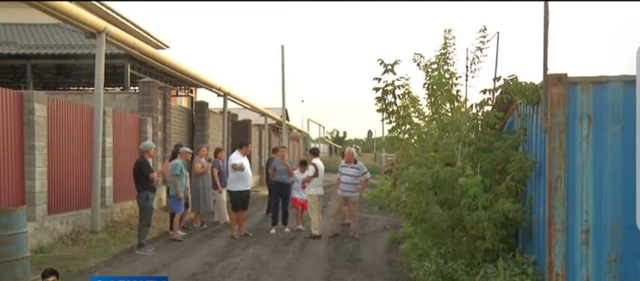 «Шаңға көміп жатыр»: Алматыда тұрғындар әкімдіктің әрекетсіздігіне шағымданды
