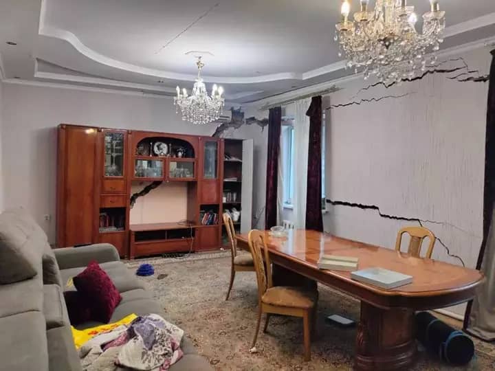 «Апатты деп танылған»: Алматы облысының тұрғыны жер сілкінісінен жарылған үйіне жарты жылдан бері өтемақы ала алмай жүр