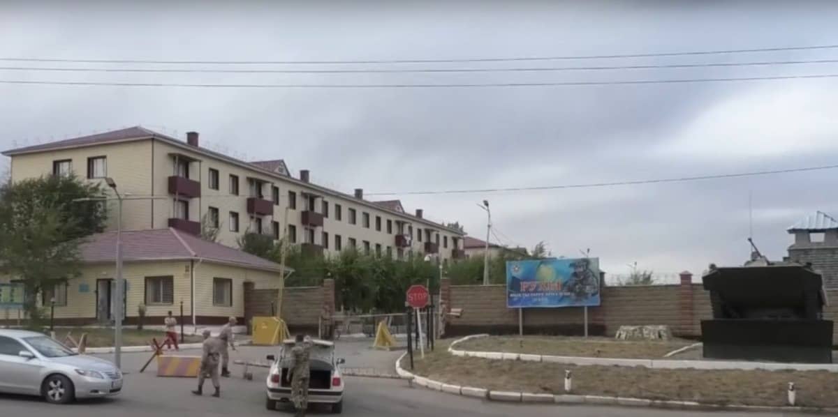 Жетісу облысындағы Сарыөзек гарнизонында 19 жастағы кіші сержантты әріптесі атып тастады