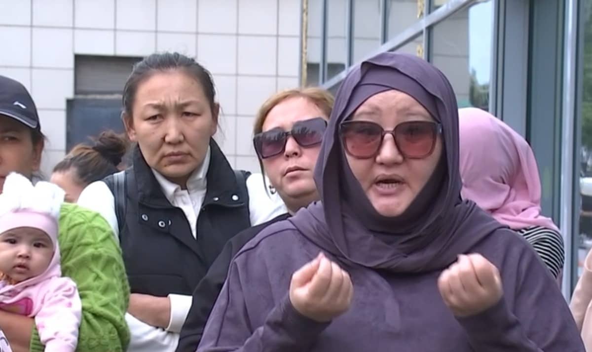 Айс Мұратоваға алднаған қазақстандықтар алаяқтың туыстарының да жазалануын талап етіп отыр