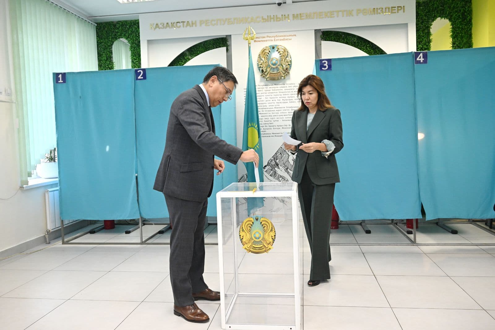 АЭС: Алматы әкімі Ерболат Досаев әйелімен бірге референдумға келді