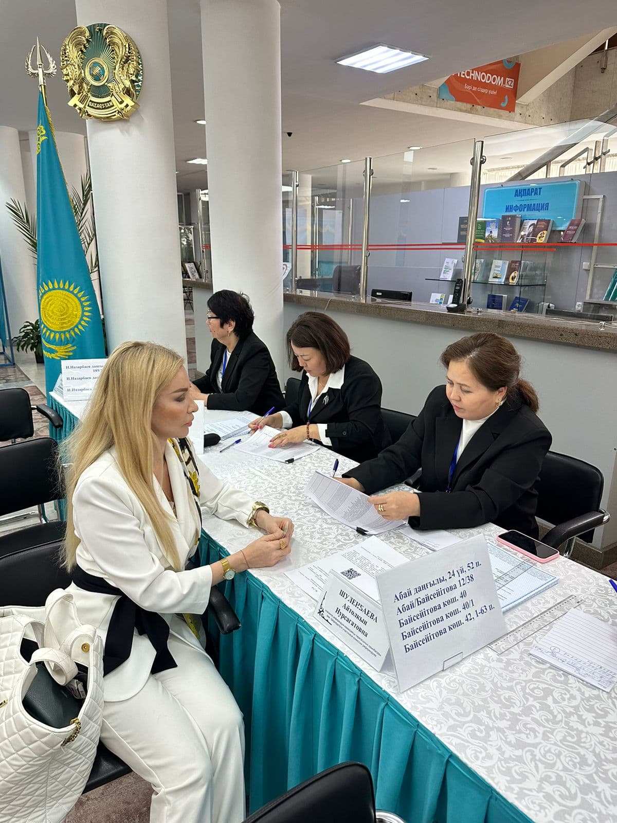Атақты скрипкашы Жәмила Серкебаева Алматыда референдумда дауыс берді
