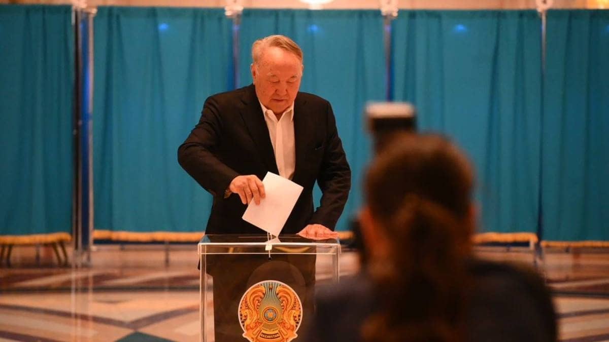 Нұрсұлтан Назарбаев референдумға келіп дауыс берді