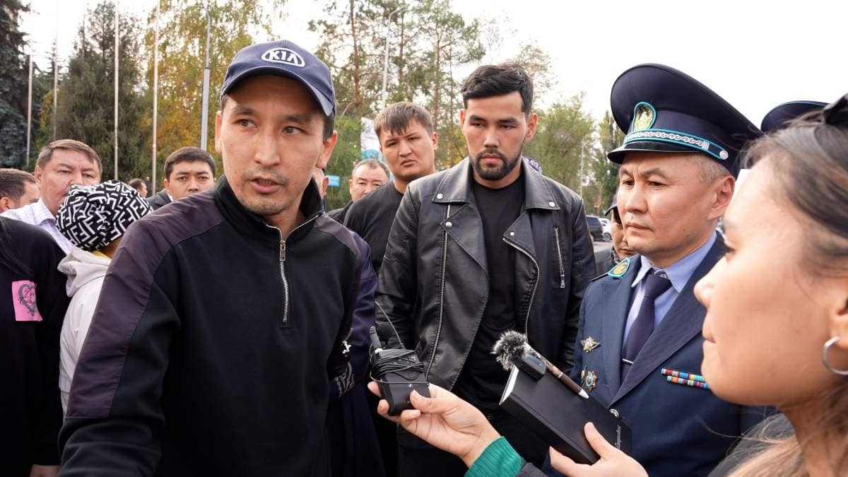 Пышақталған баланың басын мылтықпен ұрған: 16 жастағы оқушының туыстары әділдік сұрап, жолды жауып тастады