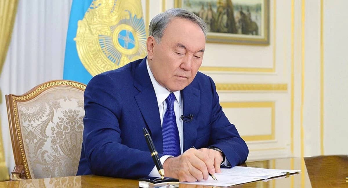 Тоқаев Назарбаев қол қойған жарлықты өзгертті