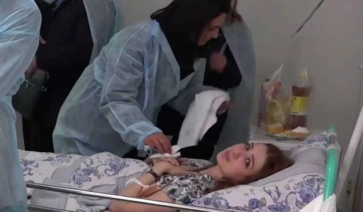 25 жаста: Ақтаудағы ұшақ апатынан аман қалған стюардессаның видеосы тарады
