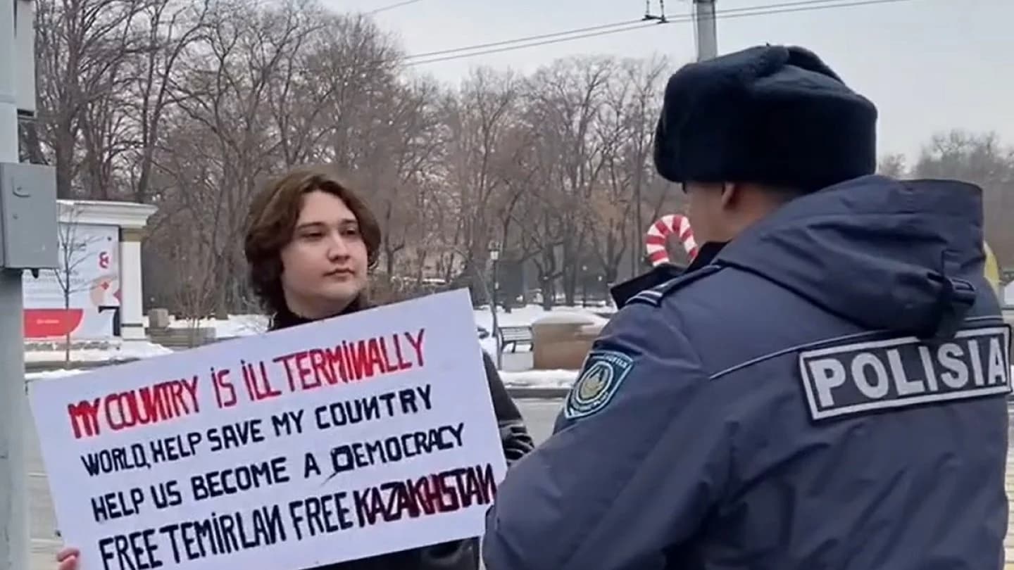 Алматыда Темірлан Енсебекке қолдау көрсету мақсатында жеке пикет жасаған журналист ұсталды