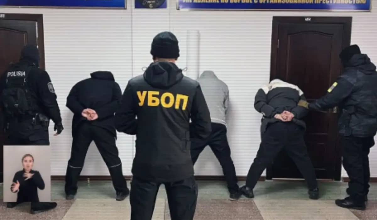 Абыройыңды төгеміз: Алматыда 40 млн теңге талап еткен қылмыстық топ ұсталды