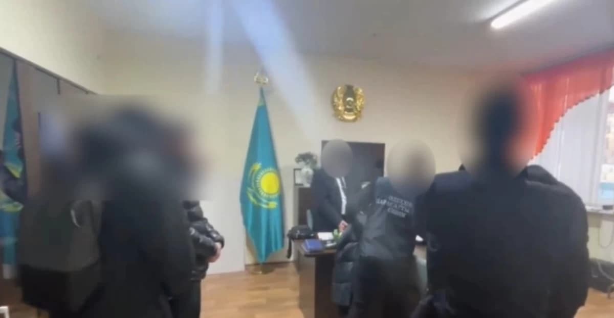 Рұқсат беру үшін миллиондаған теңге сұраған: Ұлытауда экология департаментінің басшысы ұсталды
