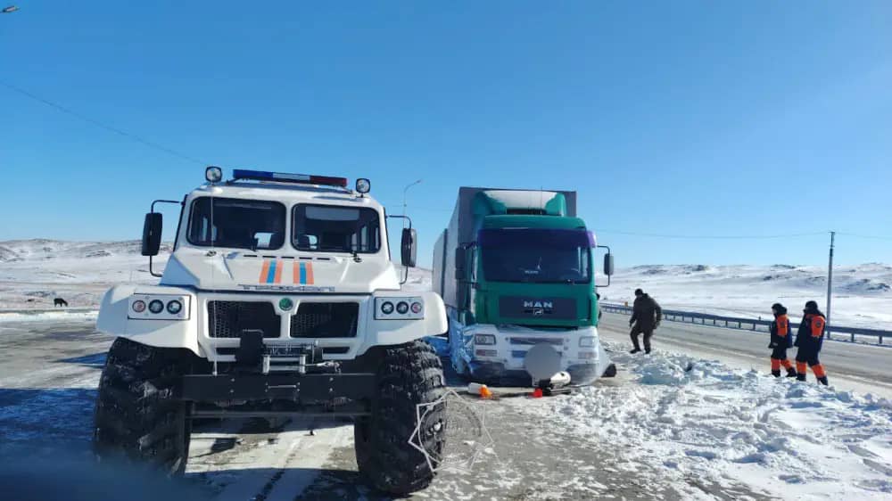 Жолда бес күн болды: құтқарушылар Қордай асуында жүк көлігінің жүргізушісіне көмектесті