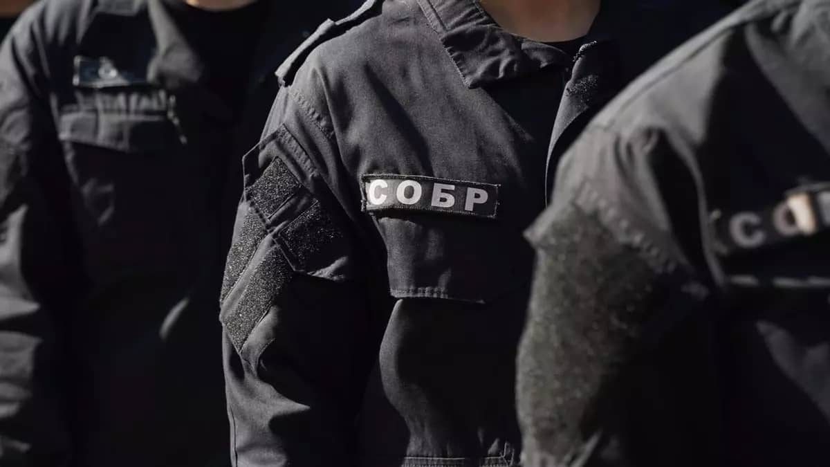 Алматыдағы айқас: арнайы жасаққа мас жігіт шабуыл жасады (ВИДЕО)