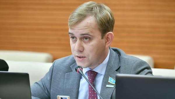 Мемлекет мүддесіне қауіп төндірді: қоғам белсенділері саяси шатақ шығарған Шаталовты мандатынан айыруды талап етті