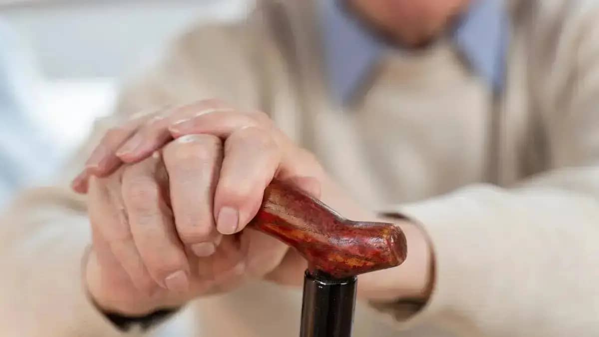 Теміртауда бір топ жасөспірім қарияны үйінде соққыға жығып кеткен (ВИДЕО)